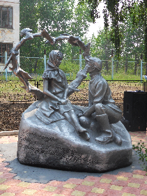 Скульптурная композиция «Любовь и голуби»