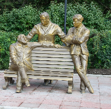 Скульптурная композиция, посвященная трем известным драматургам Черемховской земли – Александру Вампилову, Владимиру Гуркину и Михаилу Варфоломееву.