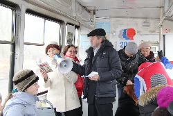 «Поэтический трамвай». Идет трамвай по городу в Год литературы и День театра.