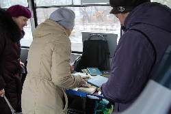 «Поэтический трамвай». Идет трамвай по городу в Год литературы и День театра.