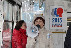 «Поэтический трамвай». Идет трамвай по городу в Год литературы и День театра.