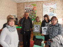 «Рейс особого назначения» в Михайловке. Заслуженный работник культуры Рес-публики Бурятия, артист Иркутского ТЮЗа Владимир Безродных (В центре, с телефо-ном).