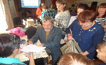 «Рейс особого назначения» в Михайловке. Анатолий Григорьевич Байбородин под-писывает свои книги.