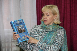 День туристической книги в Усть-Илимске. Терентьева О. проводит обзор изданий из фондов МБУК «ЦБС» г. Усть-Илимска