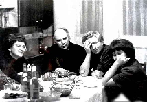 «Встреча с журналистом Песковым Василием 9 апреля 1978 года на квартире за столом». Слева направо сидят: Татьяна Тэсс, Василий Песков, Фрэд Юсфин, Зоя Ян-Фа: фото из архива Зои Ян-Фа.