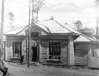 «Книжный магазин «Эврика» в п. Падун».  Конец 50-х годов: из архива «Братскгэсстроя». Фото предоставил Александр Чичконаков.